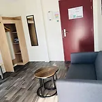 Wood Bordeaux Aeroport Hotel 2*