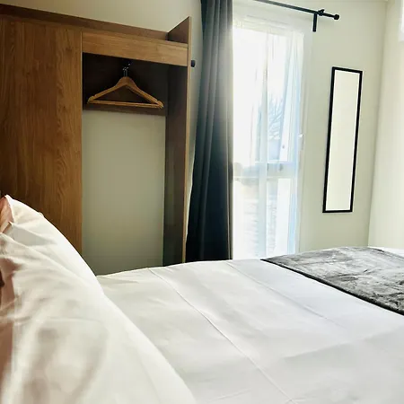 Wood Bordeaux Aeroport Hotel