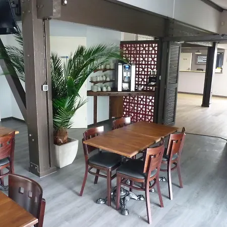 Wood Bordeaux Aeroport 2*