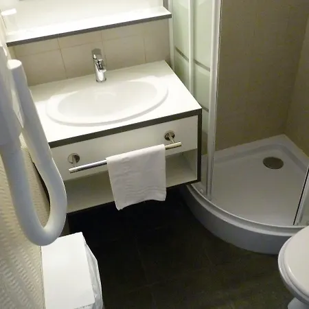 Wood Bordeaux Aeroport Hotel