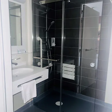 Wood Bordeaux Aeroport Hotel 2*