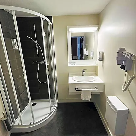 Wood Bordeaux Aeroport Hotel 2*
