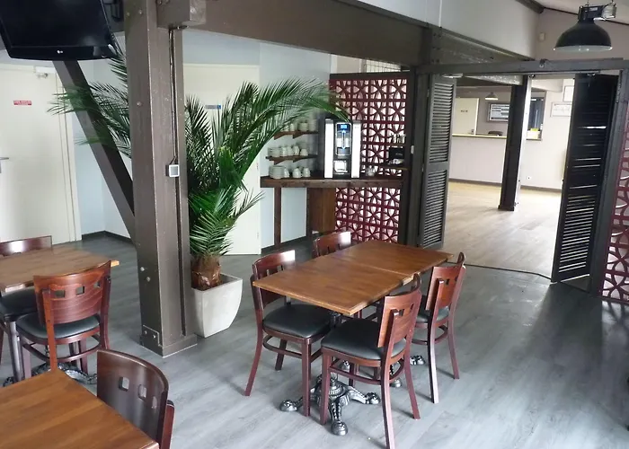 Wood Bordeaux Aeroport 2*