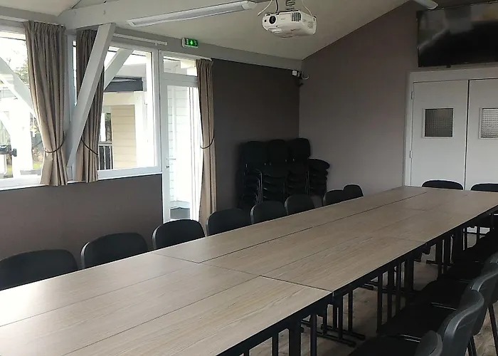 Wood Bordeaux Aeroport Готель